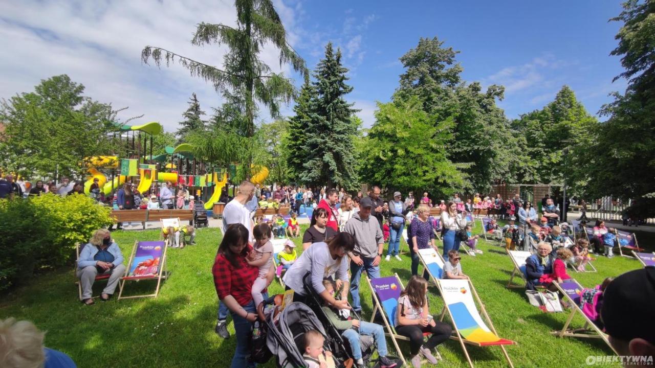 Juna - Nowoczesny Apartament W Centrum Z Widokiem Na Park Pruszków Esterno foto