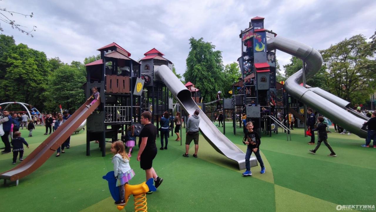Juna - Nowoczesny Apartament W Centrum Z Widokiem Na Park Pruszków Esterno foto